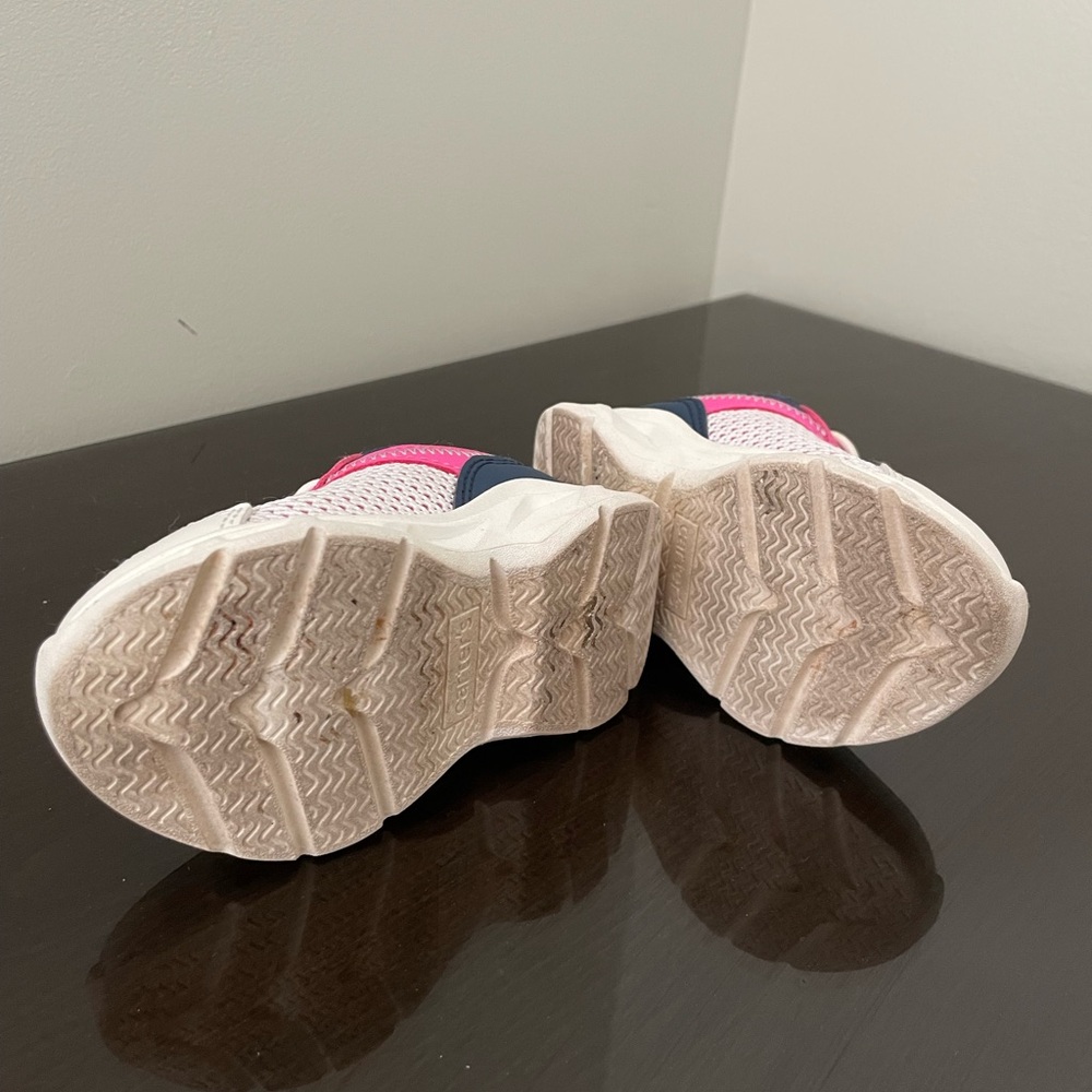 Carter’s light up shoes, size 4 - Picture 3 of 4